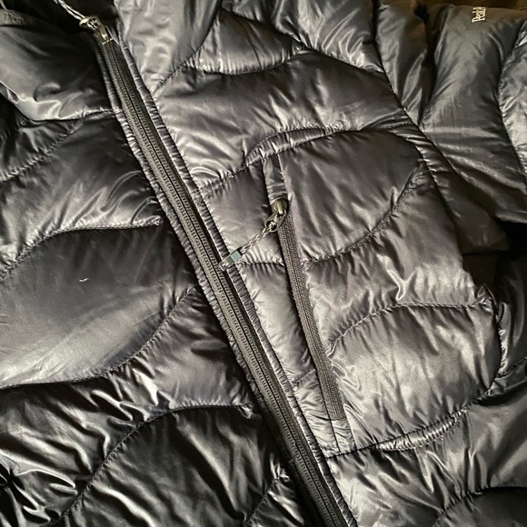 Peak Performance lightweight puffer; black, size xs - Picture 9 of 9